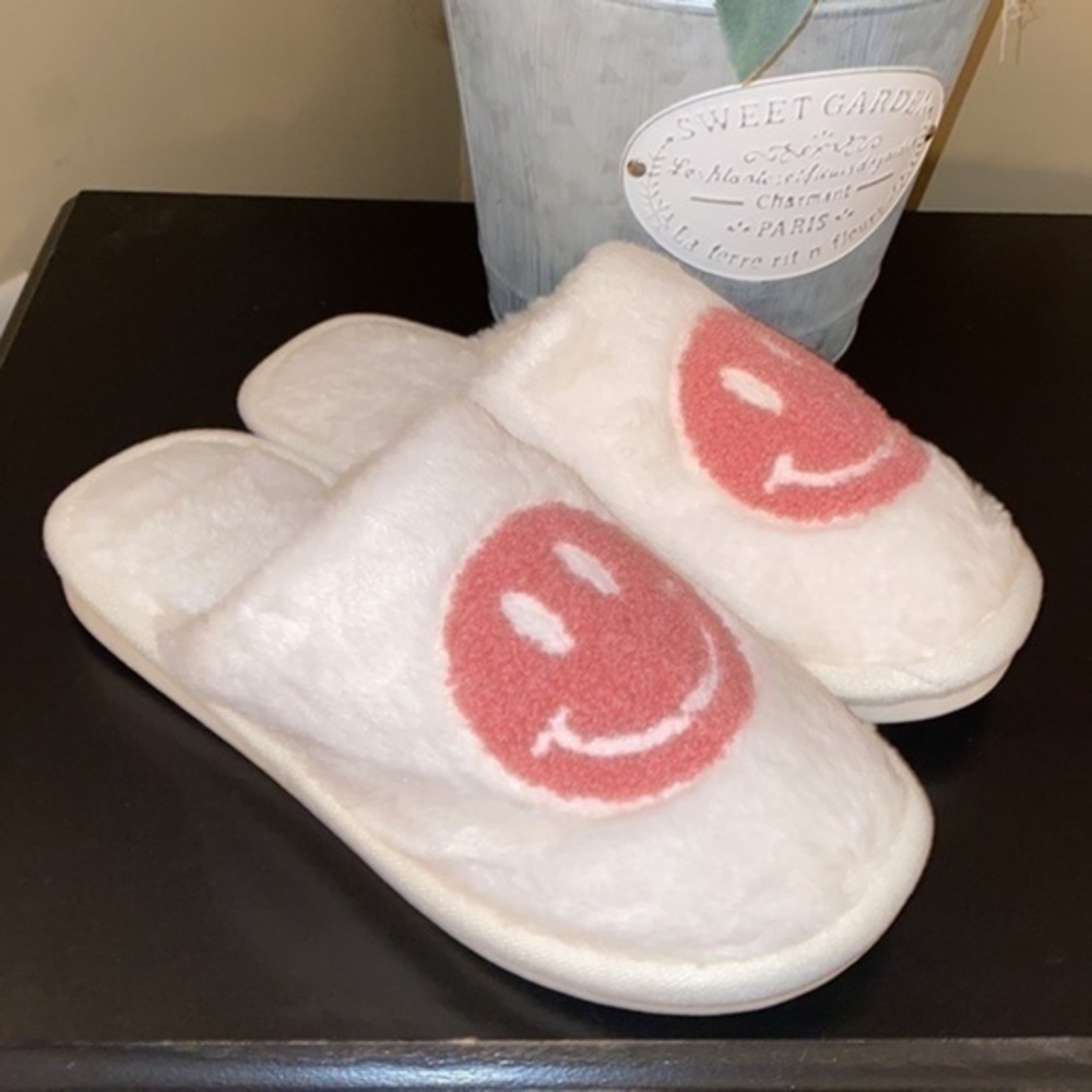 Brand new fuzzy smiley face slippers white & pink brand new in package Med 7/8